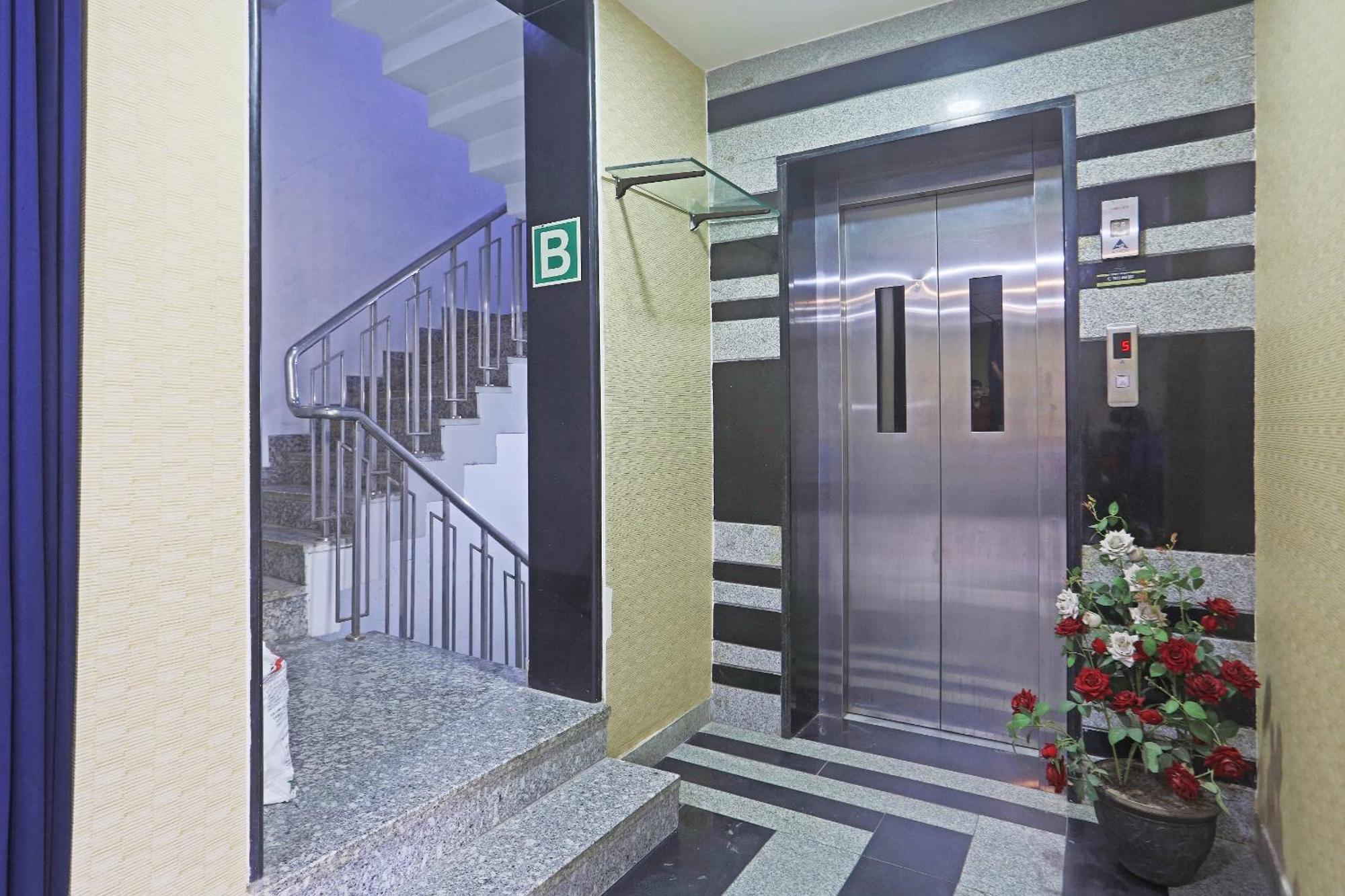 Hotel Aerostar Gold - Opposite Max Healthcare Delhi  Buitenkant foto