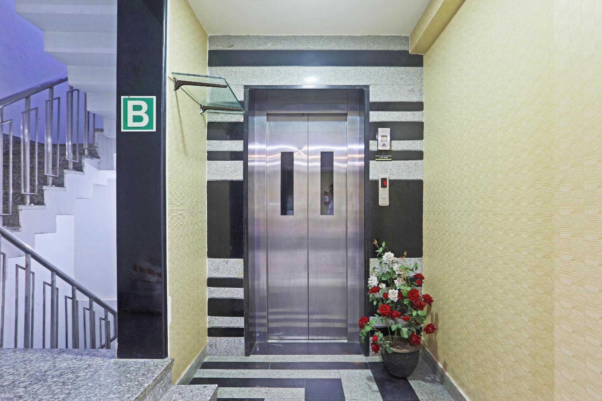 Hotel Aerostar Gold - Opposite Max Healthcare Delhi  Buitenkant foto
