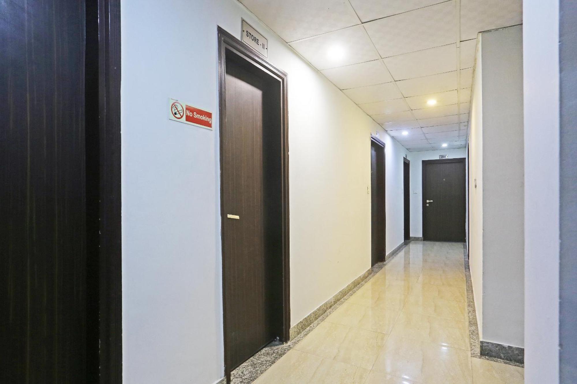 Hotel Aerostar Gold - Opposite Max Healthcare Delhi  Buitenkant foto