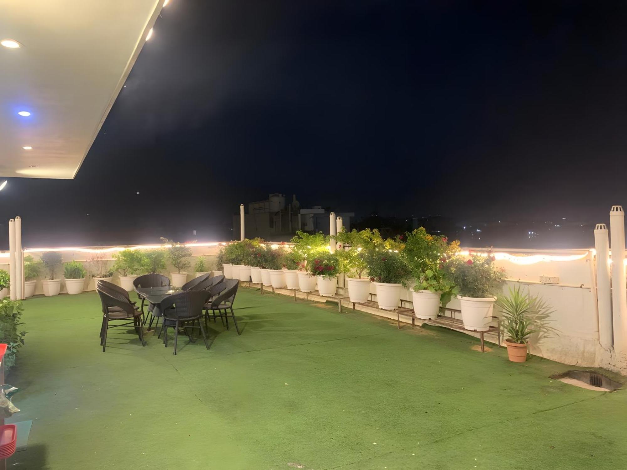 Hotel Aerostar Gold - Opposite Max Healthcare Delhi  Buitenkant foto