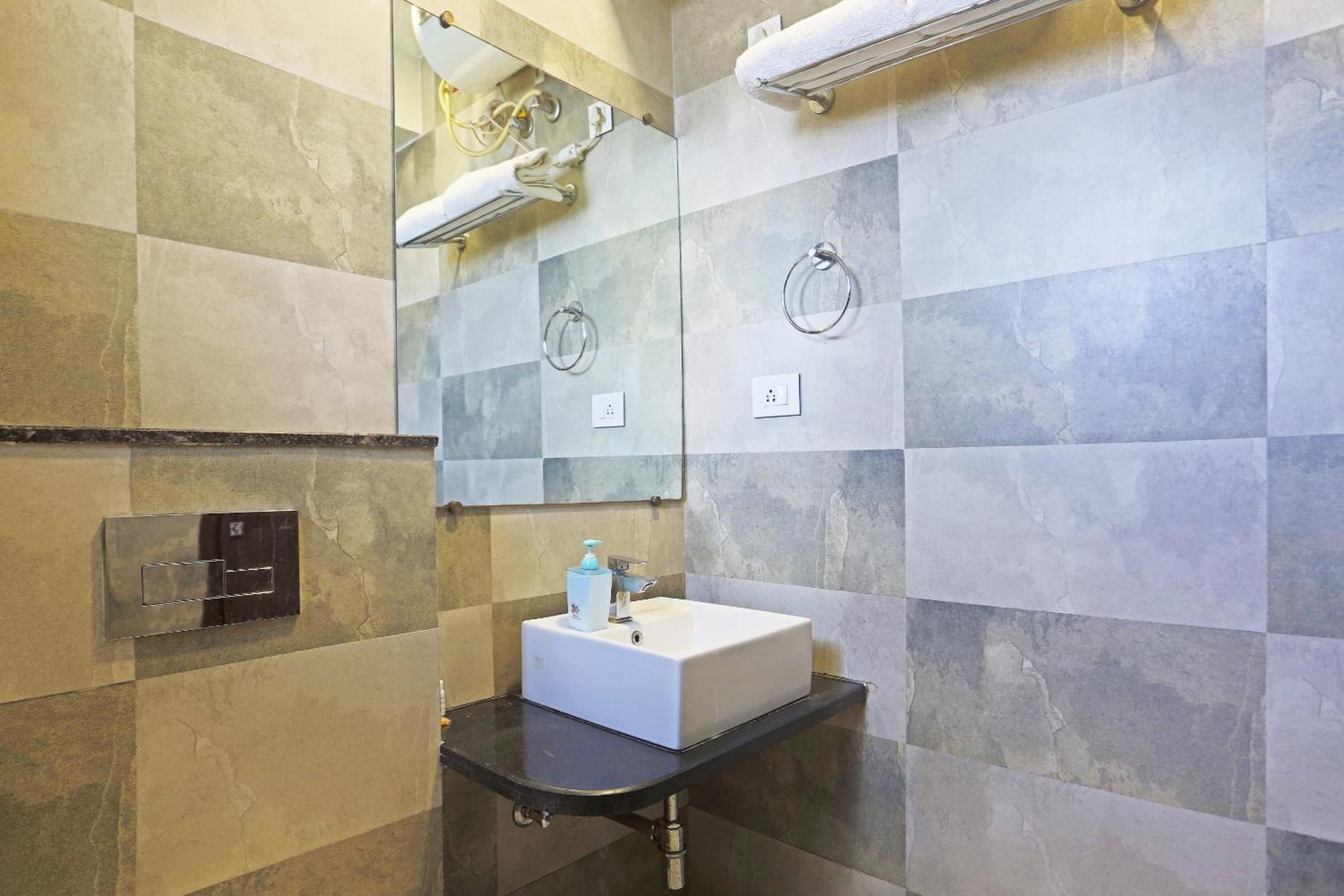 Hotel Aerostar Gold - Opposite Max Healthcare Delhi  Buitenkant foto